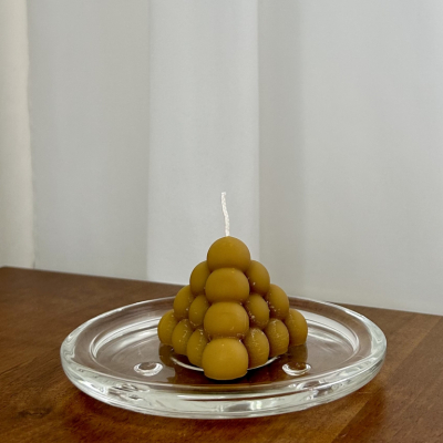 Dekoračná sviečka z včelieho vosku - bubble ihlan v natural žltej farbe