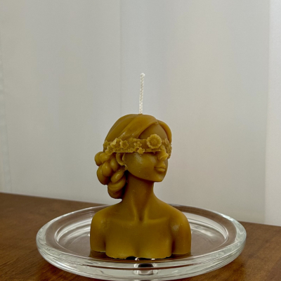 Dekoračná sviečka z včelieho vosku - žena v natural žltej farbe