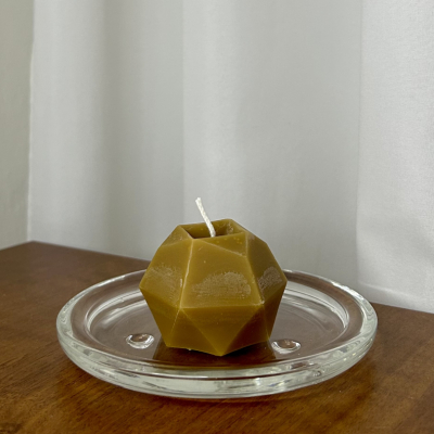 Dekoračná sviečka z včelieho vosku - zrezaná guľa v natural žltej farbe