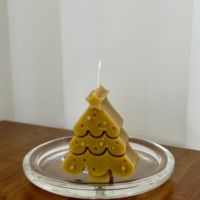 Dekoračná sviečka z včelieho vosku - vianočný stromček v natural žltej farbe
