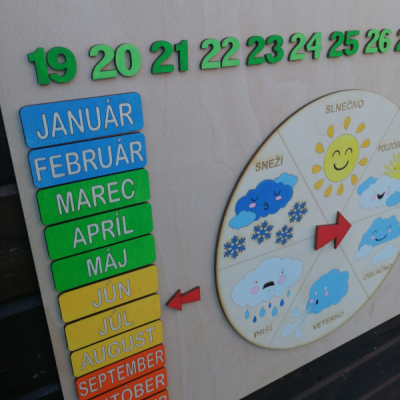 Veľký drevený kalendár s hodinami - v štýle Montessori