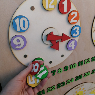 Veľký drevený kalendár s hodinami - v štýle Montessori