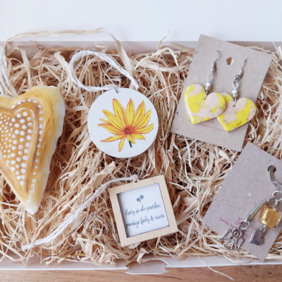 Žltý darčekový box pre ženy s náušnicami, kľúčenkou a dekoráciami