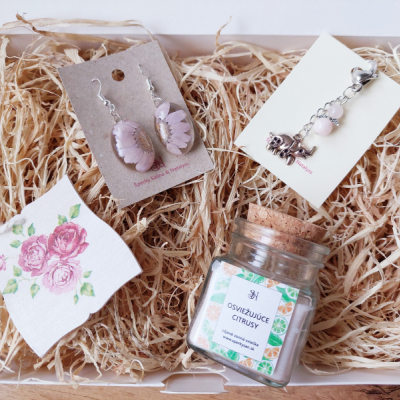 Ružovo-fialový darčekový box pre ženy s náušnicami, sviečkou a dekoráciou