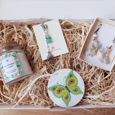 Zelený darčekový box pre ženy s náušnicami, kľúčenkou, sviečkou a dekoráciou