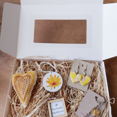 Žltý darčekový box pre ženy s náušnicami, kľúčenkou a dekoráciami