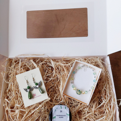 Zelený darčekový box pre ženy s náušnicami, náramkom a sviečkou