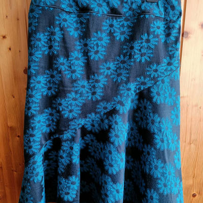 Darček pre ženu - sukňa modro čierna s margarétkami