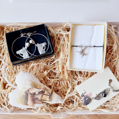Koníkový darčekový box pre ženy s náušnicami, dekoráciou, náramkom a kľúčenkou