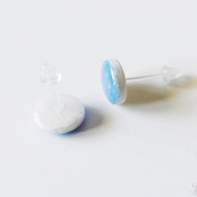 Modré antialergické napichovacie náušnice ovály z polymérovej hmoty a živice