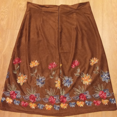 Sukňa hnedá z umelej jelenice (imitácia kože), vyšívanej kvetinami