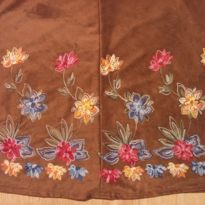 Sukňa hnedá z umelej jelenice (imitácia kože), vyšívanej kvetinami
