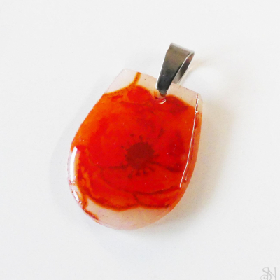 Červený prívesok z polymérovej hmoty a živice s kvetom - chirurgická oceľ