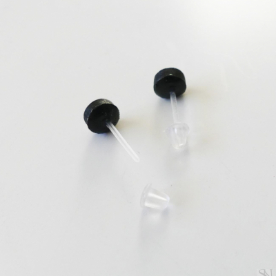 Čierno-biele mini antialergické napichovacie náušnice z polymérovej hmoty