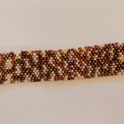 Hnedo-béžový zapínací náramok šitý z korálok s hadím vzorom