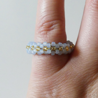 Modro-zlatý prsteň šitý z korálok