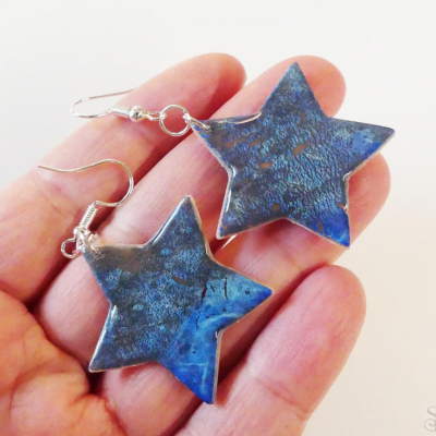 Modré visiace náušnice hviezdy z polymérovej hmoty