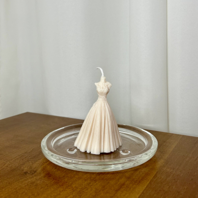 Dekoračná sviečka - svadobné šaty zo sójového vosku