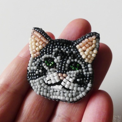 Handmade šitá korálková brošňa šedá mačka