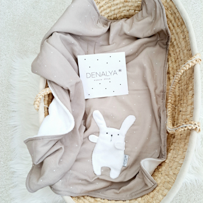 Jemnučká tenká mušelínová deka kávová  65x90 so zajkom /biely wellsoft fleece 