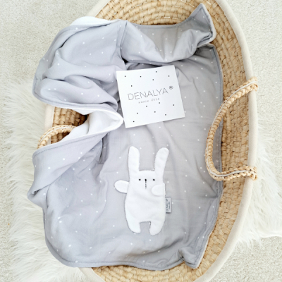 Jemnučká tenká mušelínová deka šedá 65x90 so zajkom /biely wellsoft fleece 