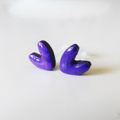 Perleťové fialové antialergické napichovacie náušnice srdiečka z polymérovej hmoty