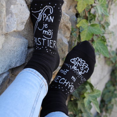 Maľované ponožky s nápisom “Pán je môj Pastier, nič mi nechýba”